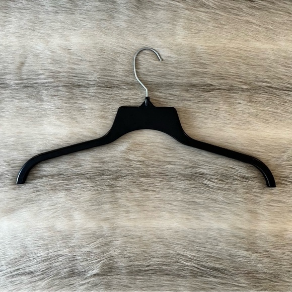 RESELLERS BUNDLE 18 Black Heavy Plastic Swivel Grip Shoulders Shirt Hangers 17” - Picture 4 of 6